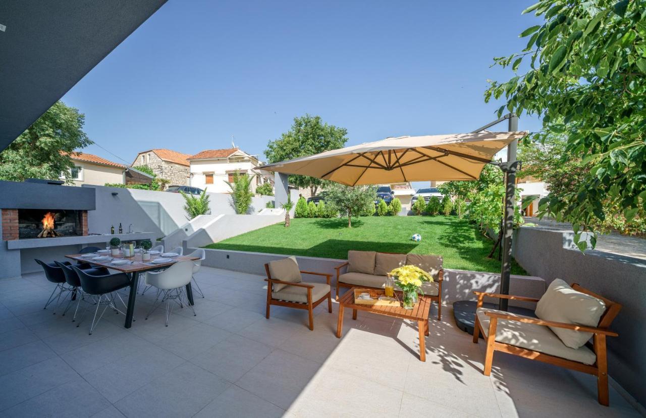 Villa Gray ตรีบูนย์ ภายนอก รูปภาพ