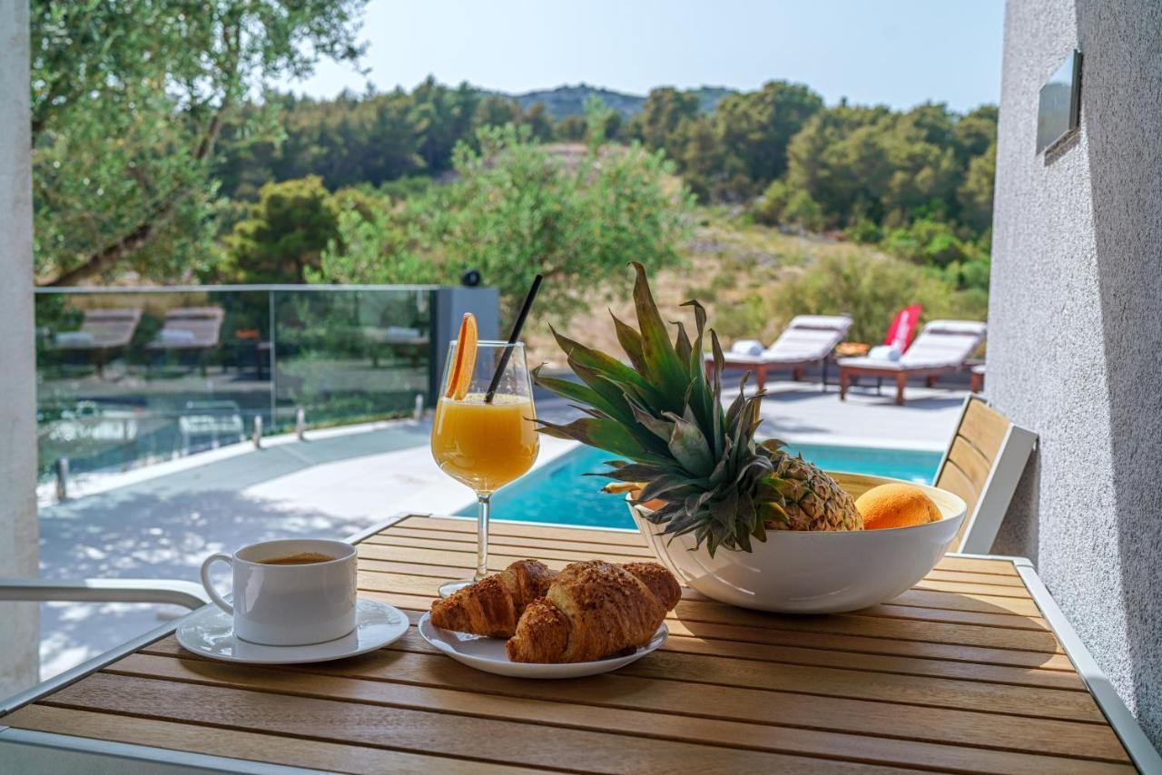 Villa Gray ตรีบูนย์ ภายนอก รูปภาพ