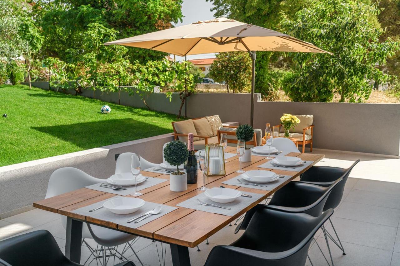 Villa Gray ตรีบูนย์ ภายนอก รูปภาพ